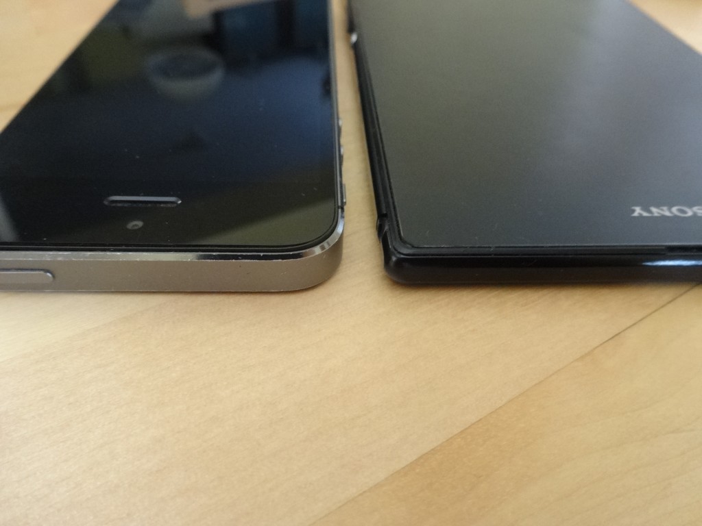 素のiPhone5Sと素のズルトラでは本来ズルトラのほうが薄い！
