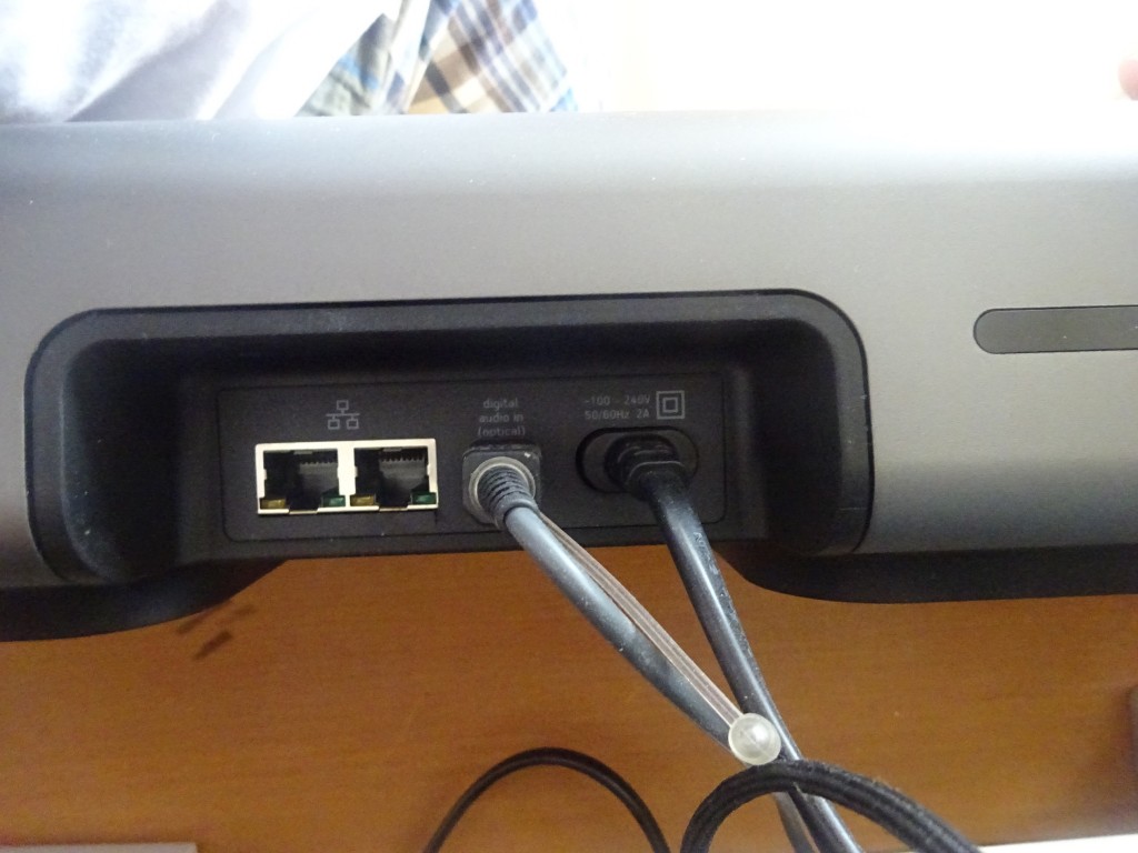 Playbarのインターフェス。右から電源、光オーディオ、Ethernet×２。rakeemはWiFiを使っているので、Ethernetは使わず。
