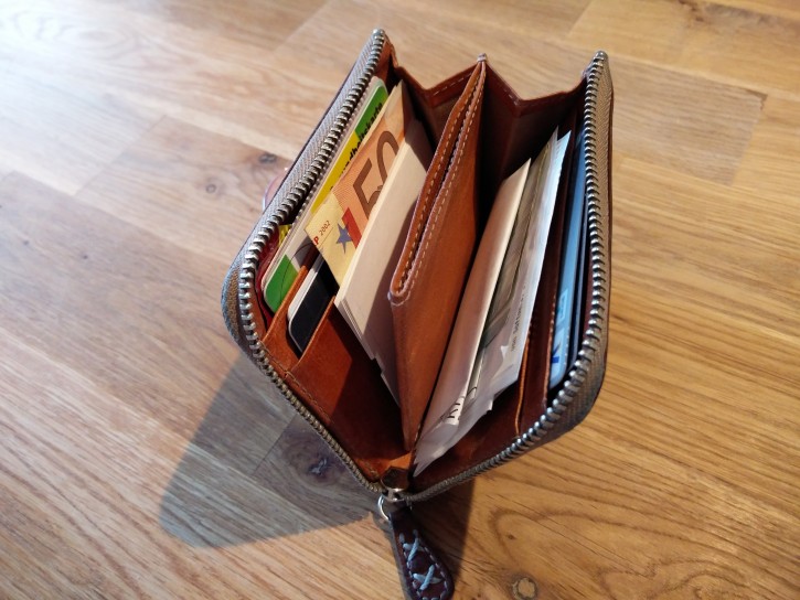 財布はL字のチャックをあけると中がみれる。左右にカード収納が二か所、さらには領収書やお札を入れるスペースが均等にある。まんなかは間仕切りは小銭入れとして活用。
